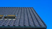 Idealnie dopasowane rolety materiałowe do okien dachowych